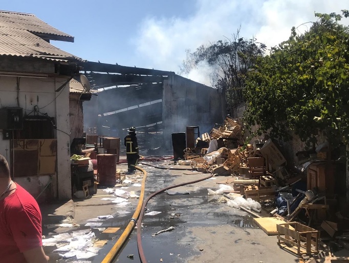 Bomberos controló incendio que se propagó por 3 empresas en Independencia