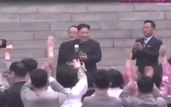 Despiden a fotógrafo de Kim Jong-un por taparlo frente a la convocatoria en una actividad oficial