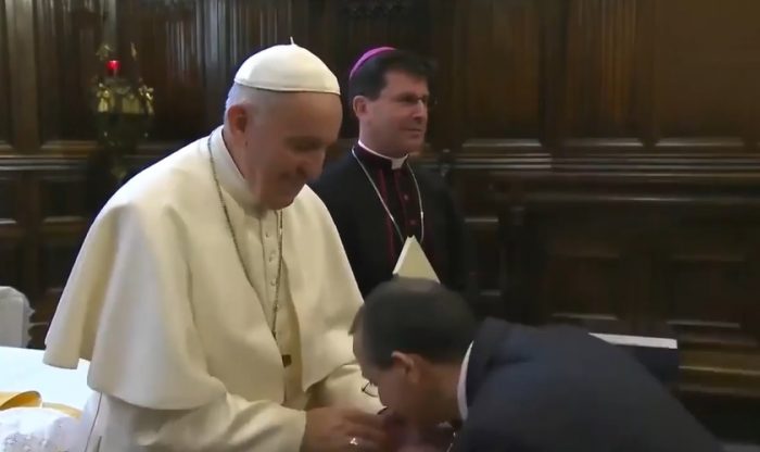 Revuelo causa video del papa Francisco negándose a que le besen su anillo posterior a una misa celebrada en Italia