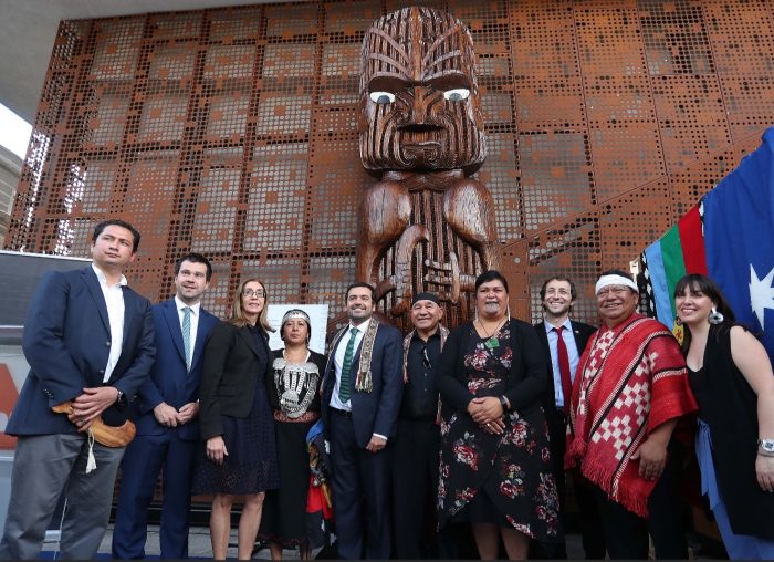 Realizan ceremonia en el GAM por entrega de escultura Maorí a pueblo mapuche