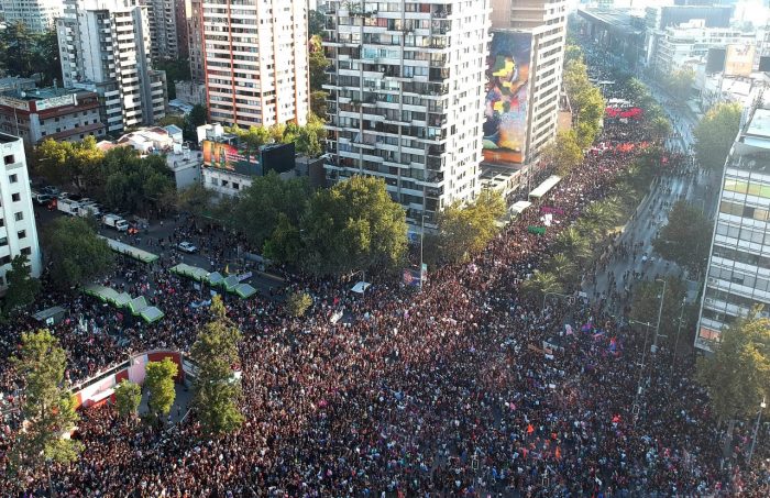 Desbordante movilización feminista concentra a varios cientos de miles de personas en Santiago y regiones