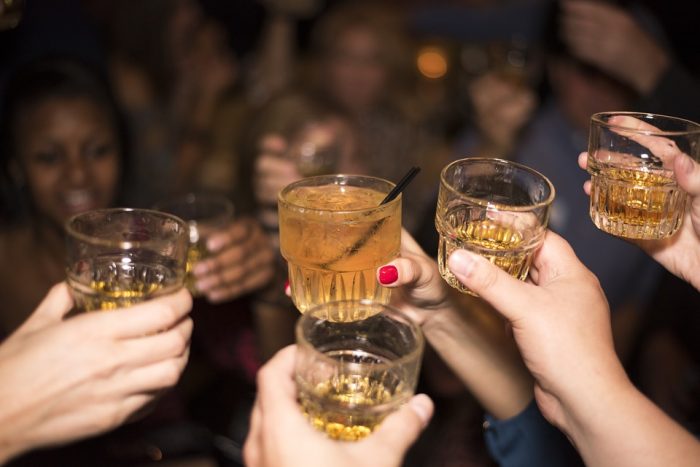 “El patrón de consumo de alcohol en Chile es del tipo ‘atracón’, distribuido solo en un par de días”