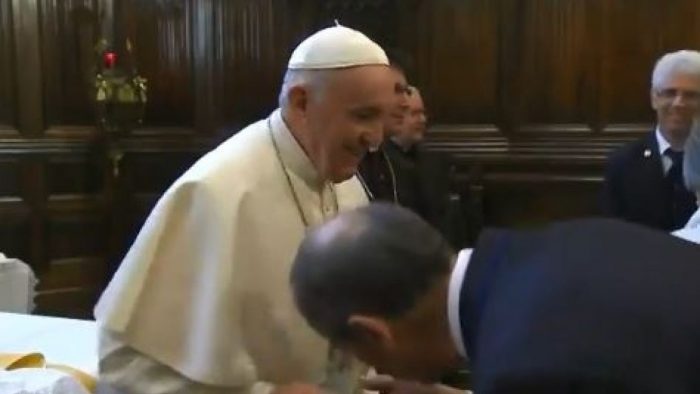 Papa Francisco explica por qué evitó que fieles besen su anillo