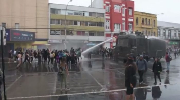 Suspenden a carabinero encargado de carro lanza agua que dejó con heridas graves a joven durante marcha del 8M en Valparaíso
