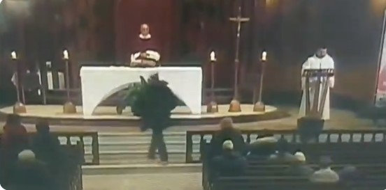 Sacerdote es apuñalado en plena misa en Canadá