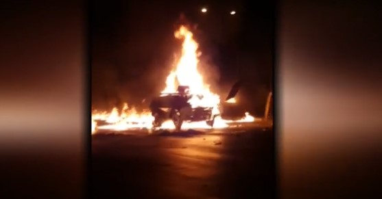 Carro de Fuerzas Especiales es incendiado por bombas molotov en Pedro Aguirre Cerda
