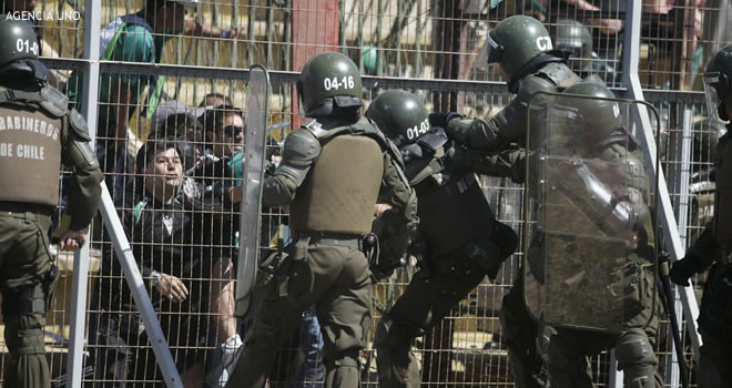 Nuevo caso de violencia policial: hincha es golpeado brutalmente por Fuerzas Especiales a la salida del estadio