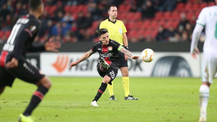 Charles Aránguiz sigue con su buen momento y anota nuevamente un golazo para el Bayer Leverkusen