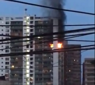 Una persona fallecida dejó un incendio que afectó a un departamento en Iquique