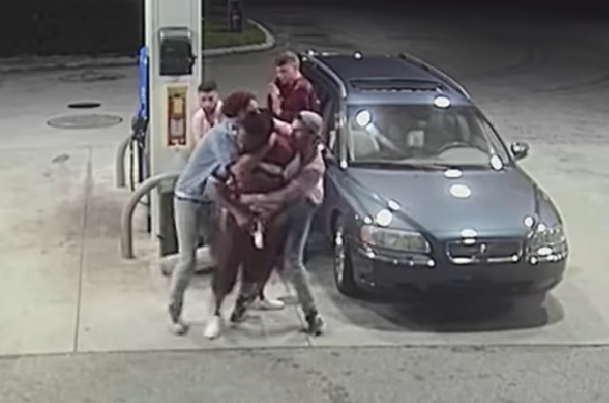 Cámara de seguridad graba a grupo de amigos repeliendo un asalto en una bencinera en Estados Unidos