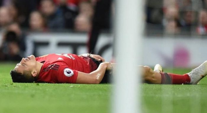 Alexis Sánchez se lesiona en agónica victoria del Manchester United