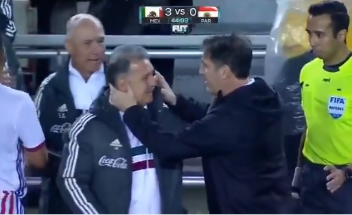 Tata Martino recibe fuerte pelotazo de su excompañero y colega Eduardo Berizzo en el partido México-Paraguay