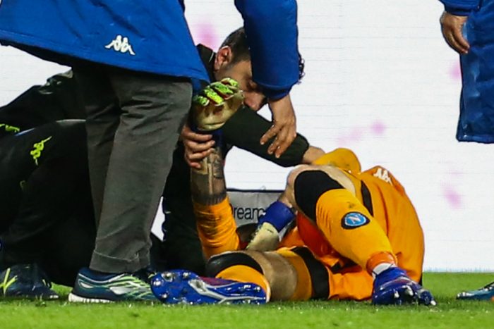 David Ospina sufre fuerte golpe en la cabeza y se desmaya en pleno partido