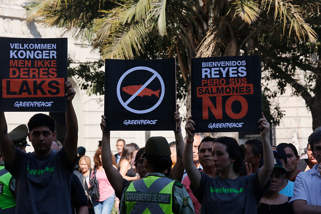 Reyes de Noruega enfrentan manifestaciones en su llegada a Punta Arenas