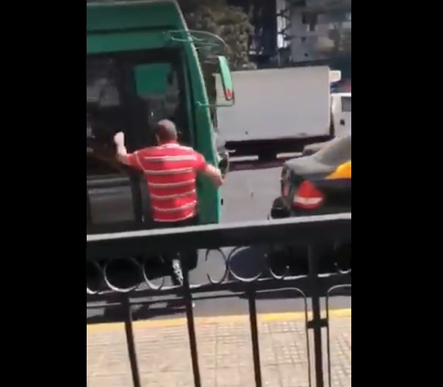 Violenta pelea entre taxista y conductor de Transantiago en pleno centro de Santiago