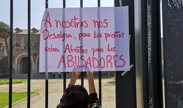 Rector Sánchez defiende desalojo de toma feminista en la UC: «Estuvieron encapuchadas» y «no entregaron ningún petitorio»