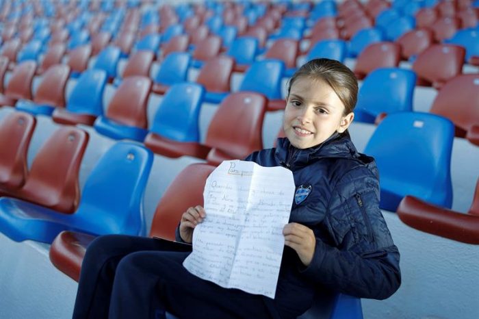 Una niña escribe una carta a Panini para que haga un álbum de láminas de fútbol femenino