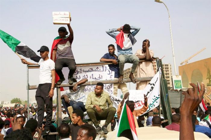 Fuerzas Armadas de Sudán deponen al presidente Al Bashir, en el poder desde 1989