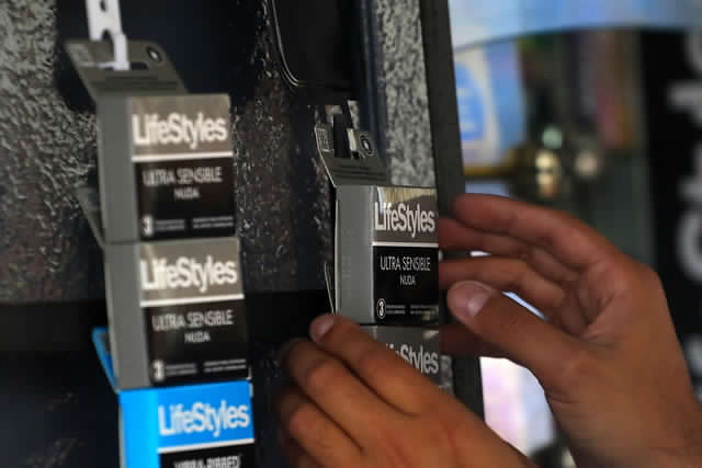 Seguro, fácil y económico: comenzó la venta de preservativos en kioscos de Santiago