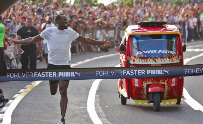 El rayo lo hizo otra vez: Usain Bolt ganó en una carrera a un mototaxi en Perú