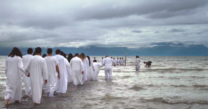 «Dios»: Documental de MAFI que retrata la crisis de la Iglesia chilena se estrena en festival suizo