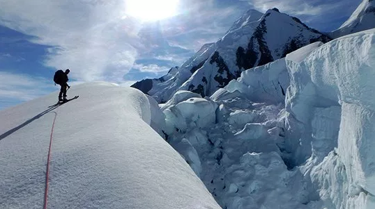 Camilo Rada, científico y montañista: «La actividad minera acelera la reducción de los glaciares»