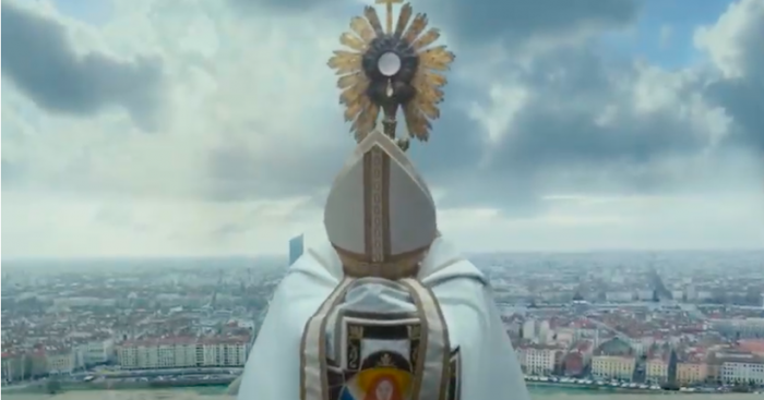 François Ozon vuelve a provocar al retratar la pederastia en la iglesia francesa en film «Gracias a Dios»