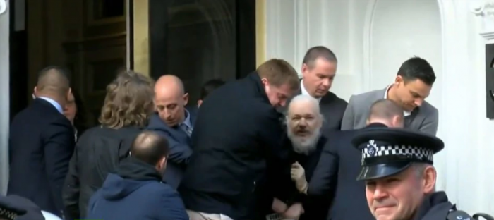 Scotland Yard detiene a Julian Assange desde Embajada de Ecuador en Londres