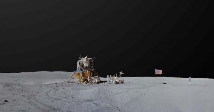 Exhibición presenta obras realizadas en base a imágenes de la luna y el espacio