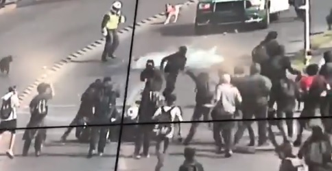 Cámara de seguridad capta a turba de estudiantes agrediendo a Carabinero en moto