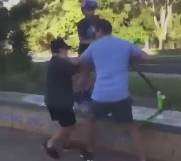 Impacto en redes sociales por padre que golpea a un grupo de niños que hacían bullying a su hijo en Australia