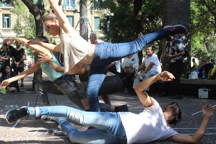 Danza contemporánea en Plaza de Armas de Santiago