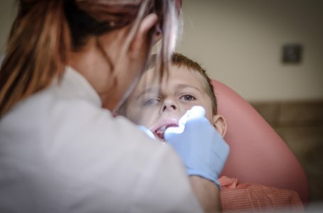 Odontólogos revelan disparidades en caries según nivel socioeconómico y ruralidad