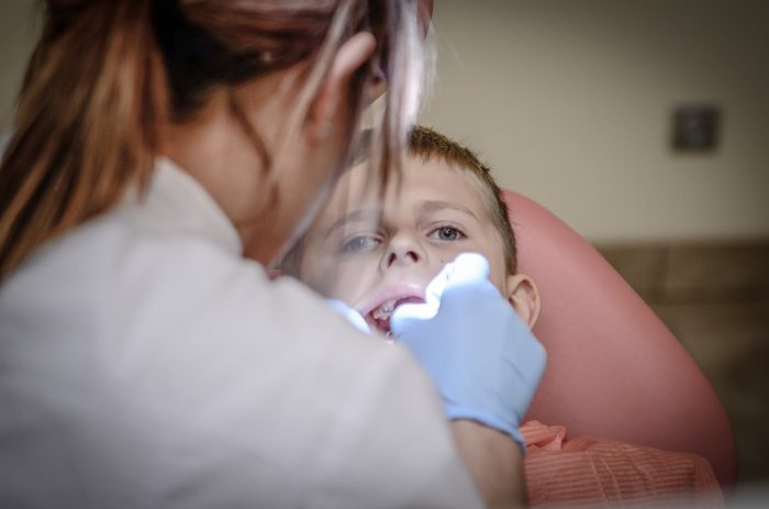 Guía para madres y padres: ¿cuándo llevar a las y los niños al odontólogo?