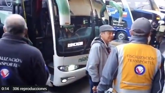 El que nada hace…: conductor huyó de una fiscalización y abandonó a pasajeros en terminal de Santiago