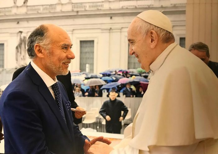 Viaje de Flores a Italia saca ronchas y el presidente de la Cámara se justifica con una foto con el Papa