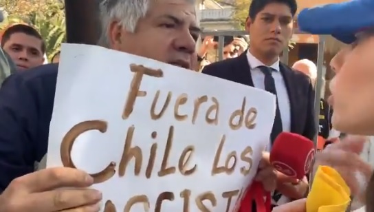 “Fuera de Chile los fascistas”: solitario manifestante protestó contra adherentes de Guaidó en embajada venezolana en Chile