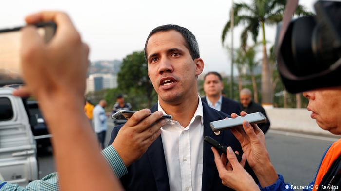 Tensión en Venezuela: Guaidó anuncia que militares dieron «de una vez el paso» para unirse a él