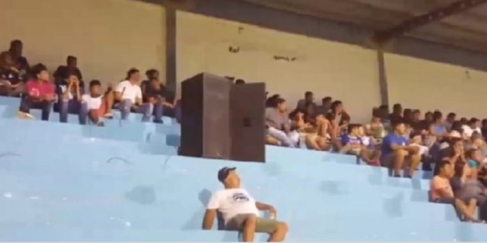 Hinchas 2.0: instalan parlantes en medio de la tribuna para reemplazar a barra de equipo salvadoreño