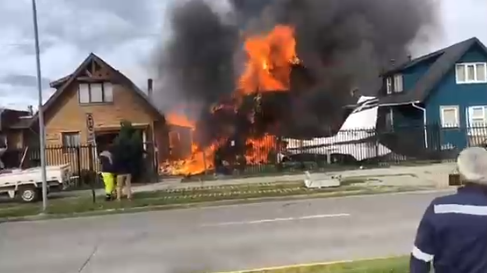 Avioneta cae sobre dos casas en Puerto Montt y provoca un incendio: confirman seis personas fallecidas