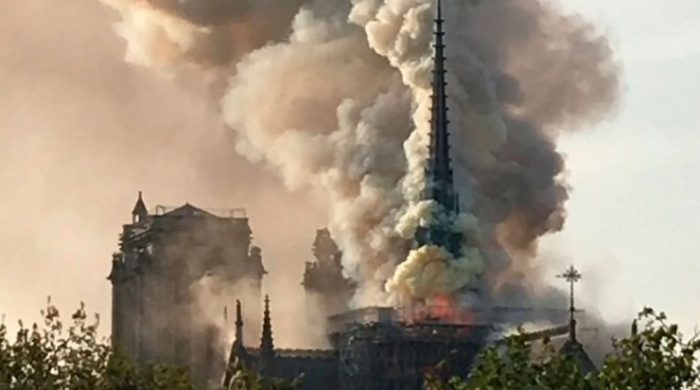 Incendio hace colapsar el techo y la aguja de la Catedral de Notre Dame en París