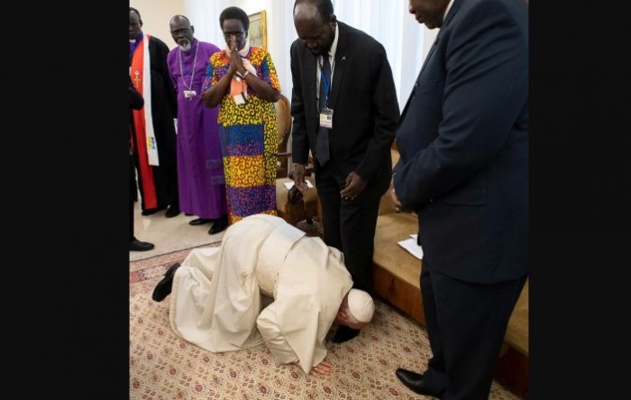 Fuera de protocolo: el Papa exige la paz besando los pies de los líderes de Sudán del Sur