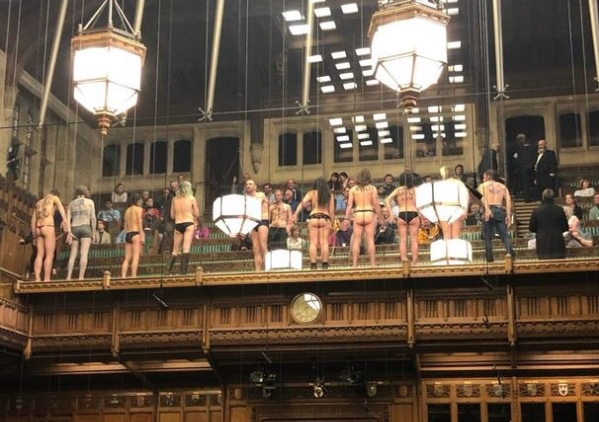 Activistas se desnudan en el Parlamento británico por el cambio climático