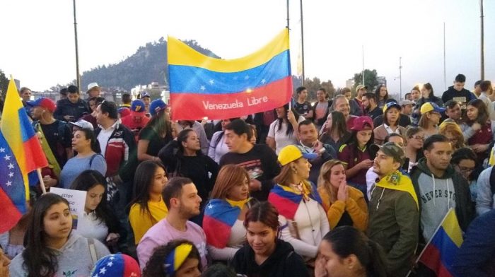 Venezolanos en Chile se congregan en Plaza Italia para respaldar la «Operación Libertad» de Juan Guaidó
