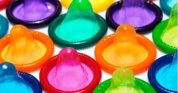 Instalarán dispensadores de condones masculinos y femeninos en colegios de Providencia