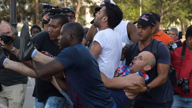 Arrestos y enfrentamientos en marcha gay en La Habana que no había sido autorizada