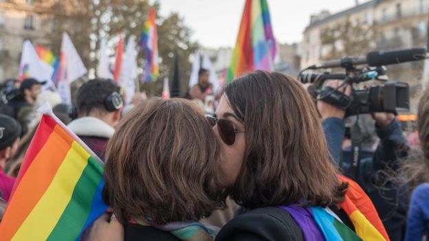 Acoso LGBTI: «Mis colegas me preguntan si pueden vernos mientras tenemos sexo»