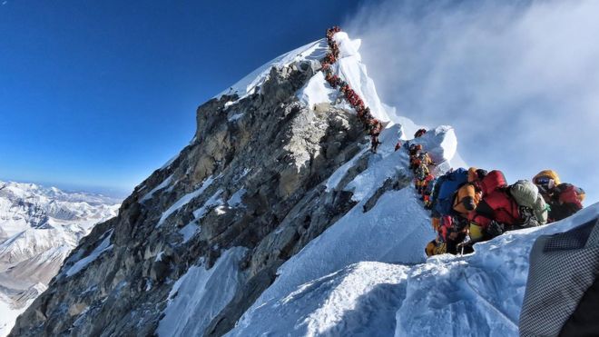 Por qué ahora hay que «pedir turno» para subir al Everest, la montaña más alta del mundo