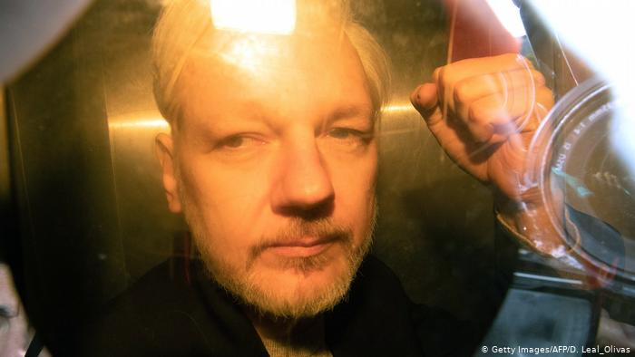 Fiscalía sueca reabre caso por presunta violación contra Assange