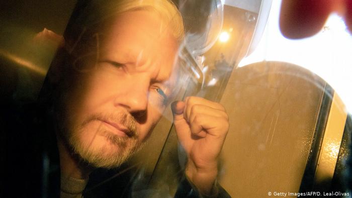 Julian Assange es condenado a 50 semanas de cárcel en Londres